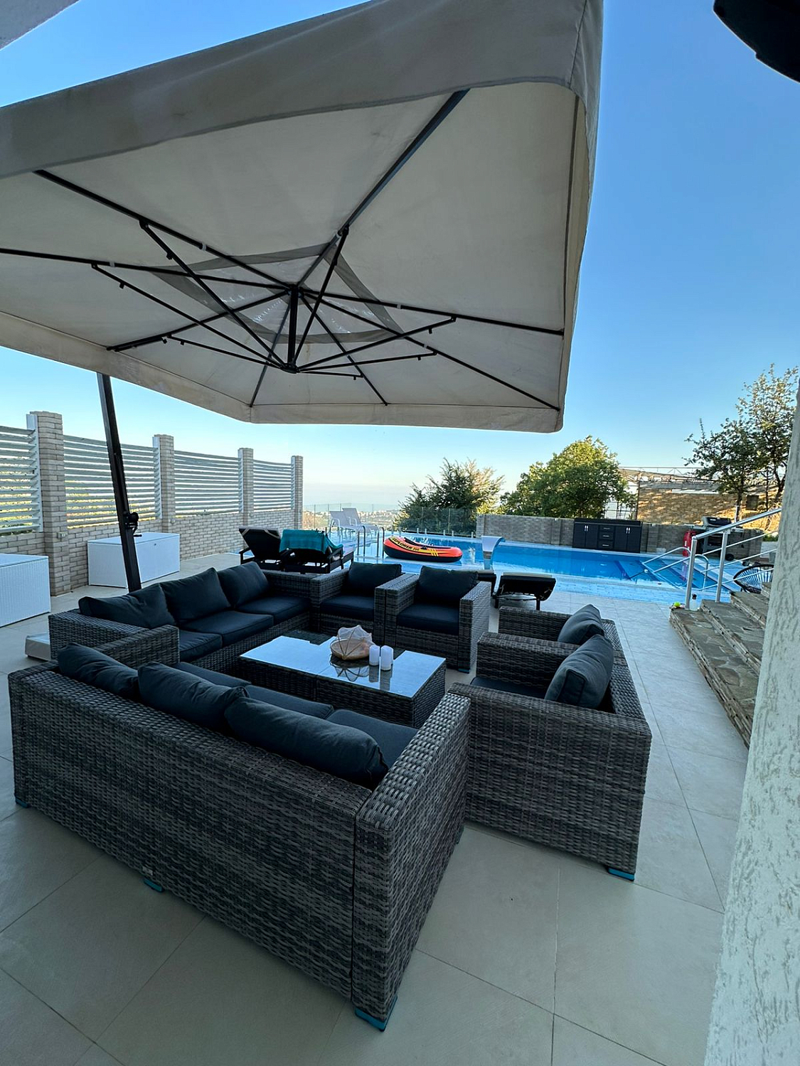  Лаунж-зона с трёхместным диваном KARL (серая) у бассейна крым